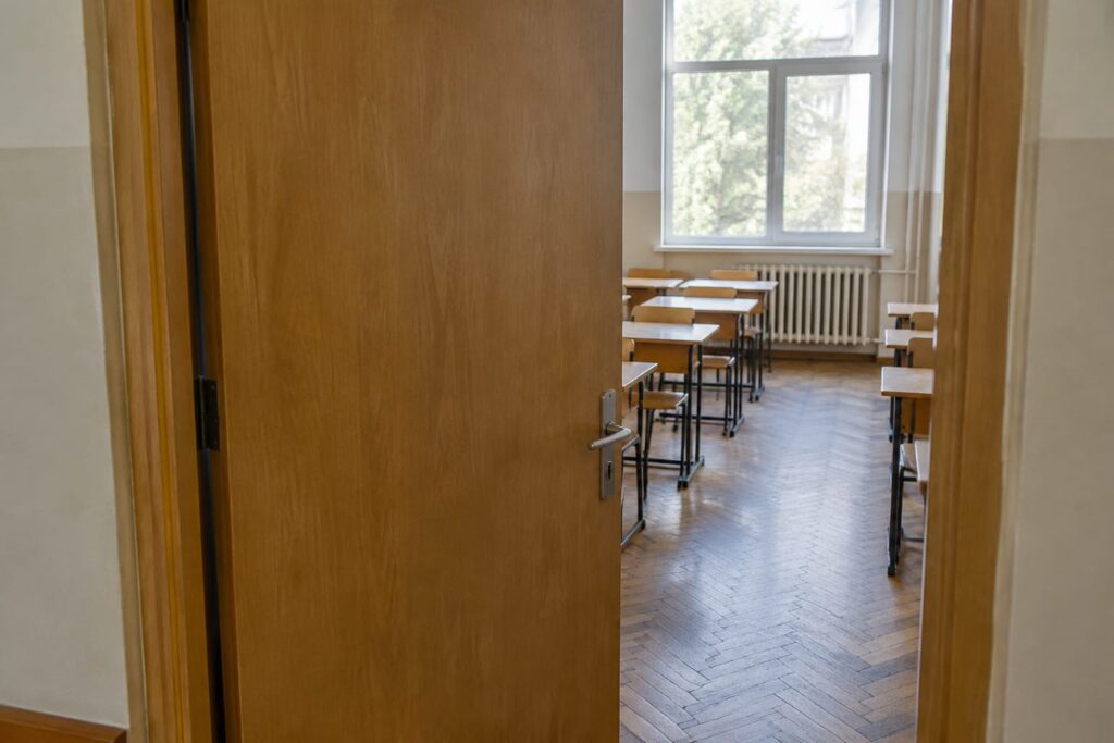 O școală de stat a verificat incomplet reclamația părinților unui elev care ar fi fost trimis pe hol